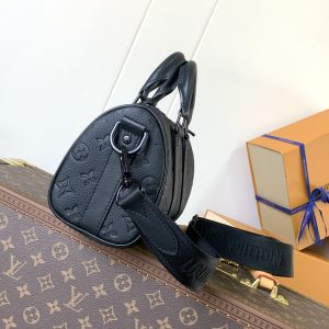 Alternative view of M20900 Black Pressed  Top-tier Authentic  Custom-coded Chip  Exclusive Real-life Photos  The Black Pressed Monogram Keepall series reimagines its mini version with fresh creativity. Crafted from Taurillon Monogram calf leather, it maintains the classic silhouette. Reinforced side straps and a detachable leather nameplate carry forward iconic elements. Featuring dual handles and a shoulder strap, it offers an excellent choice for urban professionals.Detailed Features 25 x 15 x 11 cm (Length x Height x Width)